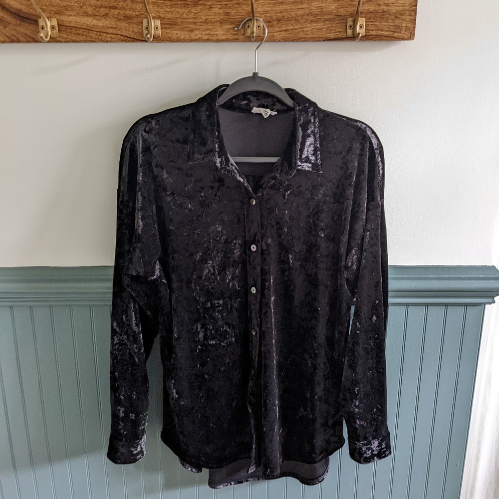 🎃 Black velvety long sleeve button down shirt